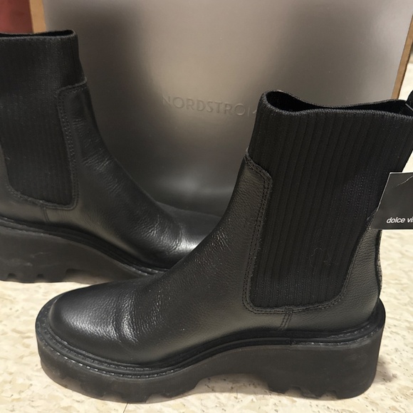 Waterproof boots - Picture 2 of 3